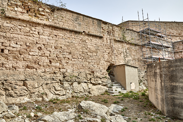 Fort St Nicolas : courtine du front Sud de la seconde enceinte du Haut Fort, ancienne poterne donnant dans la demi lune de Beaufort.