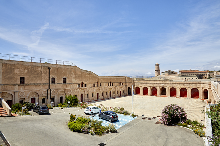 Fort Ganteaume : vue d'ensemble de la Place d'armes, façades Ouest et Nord.