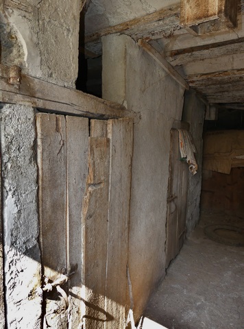 Bâtiment de la grange-étable. Etage de soubassement, étable ouest. Couloir, mur ouest.
