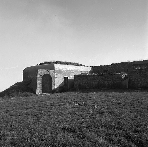 Ancienne batterie haute. Abri bétonné à gauche de la batterie.