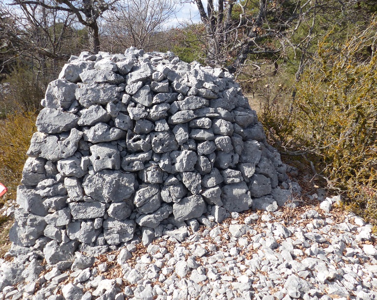 Cabane de Garavagne (2023 F 132). Couverture en moellons calcaires constituée de l'extrados de la coupole.