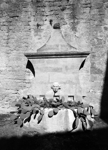 Cour intérieure, fontaine.