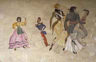 Caserne, chambre de troupe du rez-de-chaussée. Peinture murale : danseurs au temps de la Restauration.
