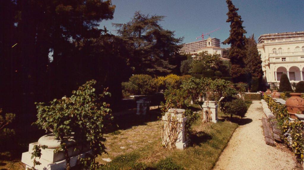 jardin d'agrément de la Villa Grimaldi dite aussi Villa Sainte-Anne, Château Sainte-Anne ou Hermitage, actuellement jardin des Résidences Château Sainte-Anne