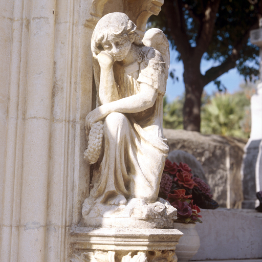 ensemble de deux statues tombales : Anges pleurant