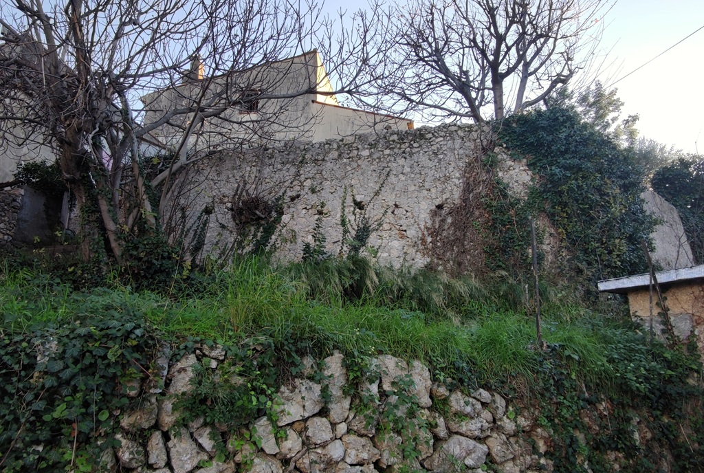 Château, courtine nord (1833 B 154, 2025 B 105). 