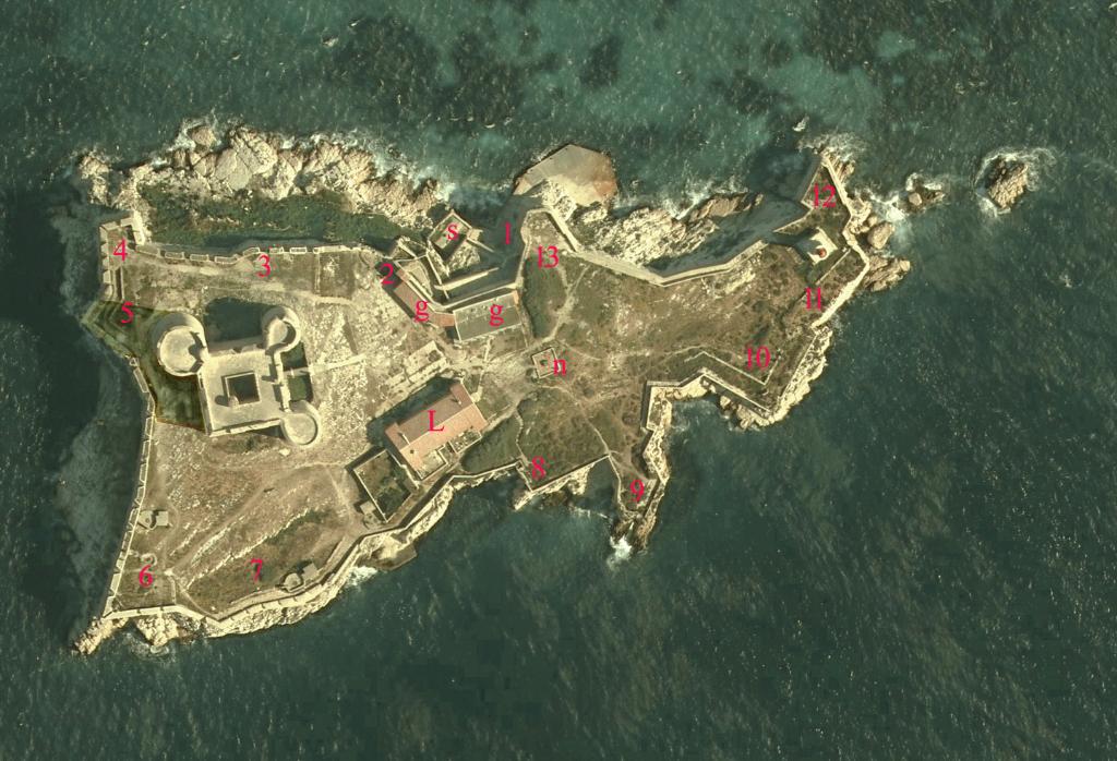 Château d'If en vue aérienne verticale avec chiffres et lettres de repérage des sous-ensembles et ouvrages