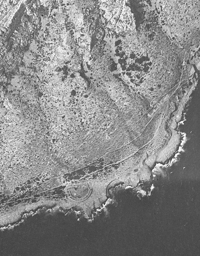 [Vue aérienne verticale de la commune de Marseille : vallon de la Mounine et littoral], 1926. Détail : batteries de la Mounine et du four de Caux.