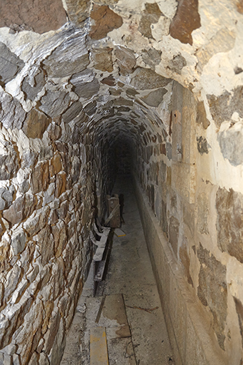 Batterie, magasin à poudre enterré, couloir ou galerie d'isolement voûté.