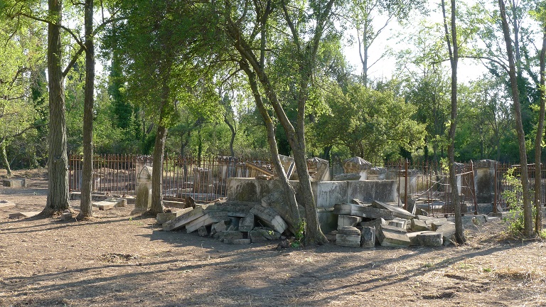 Monument funéraire (ou guéniza) dégagé. Vu depuis l'est (2013).