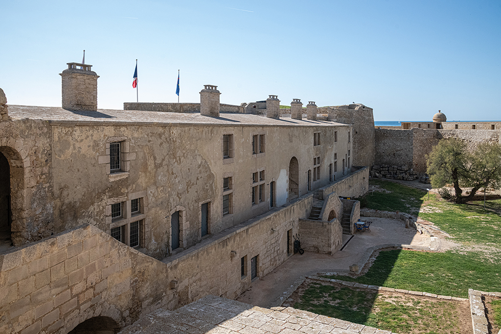 Vue latérale de la façade sur cour du corps de caserne, prise de la porte de la tour