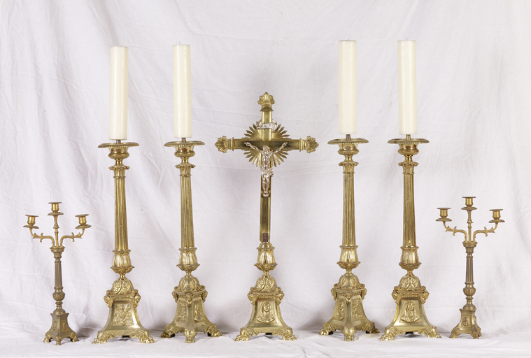 garniture d'autel : croix d'autel et 4 chandeliers d'autel