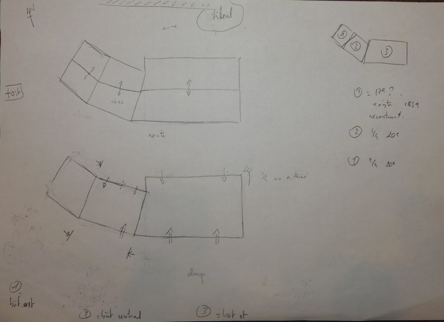 Plans schématiques et localisation des bâtiments. En haut : toit. En bas : rez-de-chaussée.