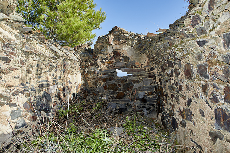 Intérieur du corps de garde en ruines, vestiges de la voûte.