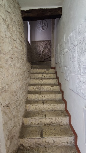 Maison AY 111. Escalier tournant en maçonnerie en front de parcelle. 