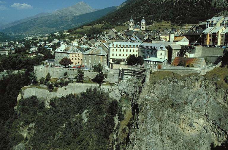 Enceinte de ville. Front sud vu par dessus les gorges de la Durance. De gauche à droite, pavillon F, K.K, hôpital militaire H (Cordeliers) et extrémité ouest du magasin à poudre D.