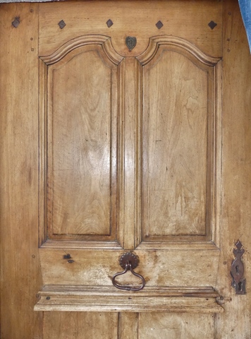 Bâtiment du logis. Elévation sud, deuxième niveau. Porte du logis, détail de la menuiserie moulurée.