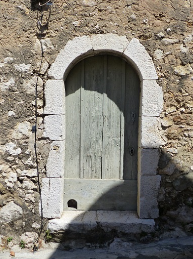 Bâtiment du logis. Elévation sud, premier niveau. Porte d'entrée du cellier est. 