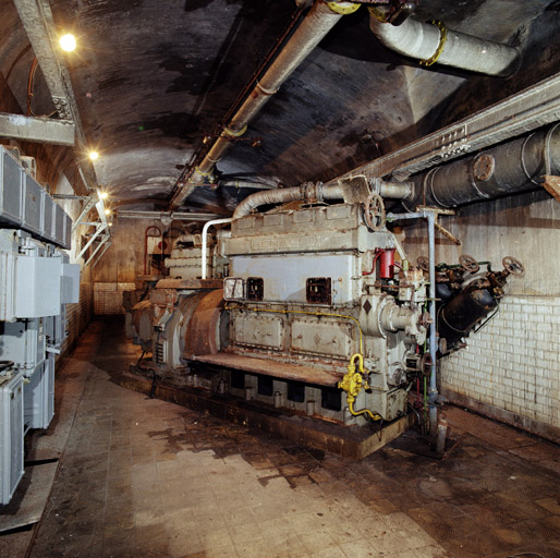 Central électrogène ou usine de l'ouvrage, avec moteurs diesel Renault.