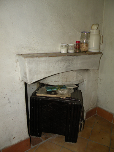 Fouent Fourane, parcelle 1980 B2 non cadastré (364). Cheminée dans un logis saisonnier.