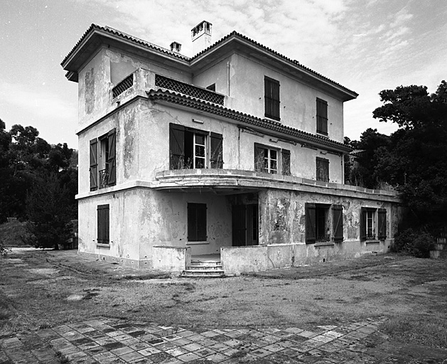 Corps de bâtiment A. Vue de volume prise du sud-ouest. L'étage de soubassement couvert en terrasse et le porche de la chambre Ac.