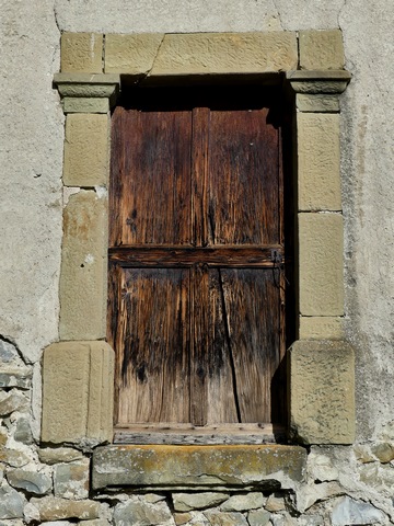 Encadrement en pierre de taille remployé sur un « cabanon », au Serre des Costes.