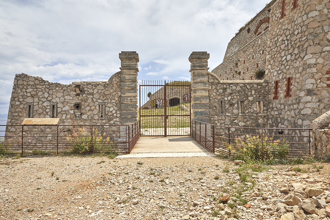 Portail d'entrée de la batterie, vue extérieure.