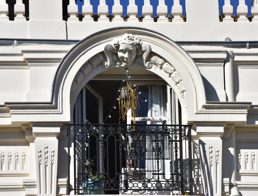 maison de villégiature (villa balnéaire), dite Villa Poulain, puis Le campanile, puis Villa Turquoise, puis hôtel de voyageurs dit des orangers, actuellement immeuble dit Palais les orangers