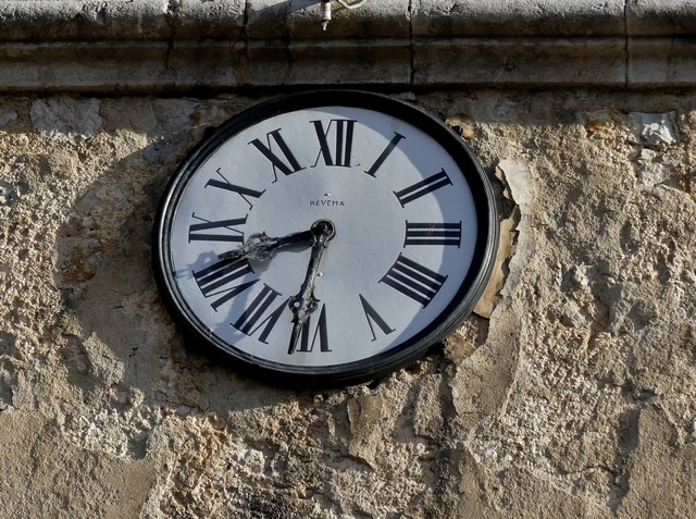 Cadran de l'horloge, fixé au quatrième niveau de la façade sud du clocher.