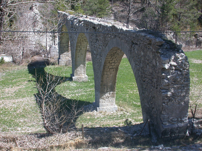 Pont aqueduc dit pont des sept arcades