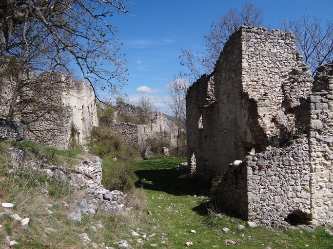 Une rue du village de Châteauneuf.