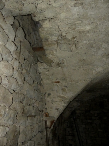 Etage de soubassement, étable-cellier. Mur ouest, trappe d'abat-foin pratiquée dans l'épaisseur de la voûte.