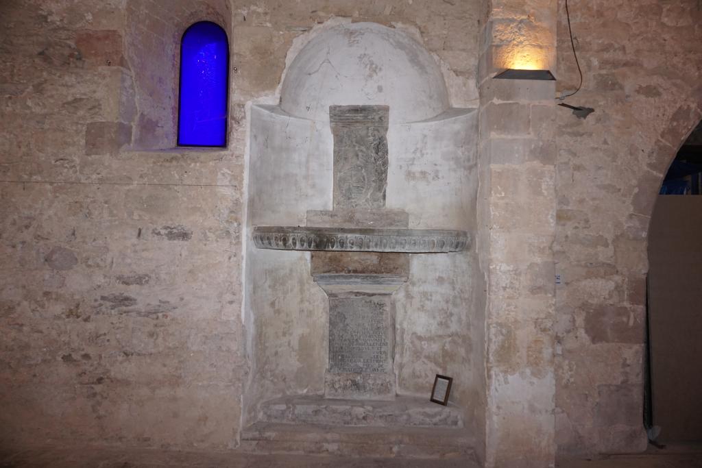Vue intérieure de la niche accueillant le tombeau d'Antoine de Glandevès.
