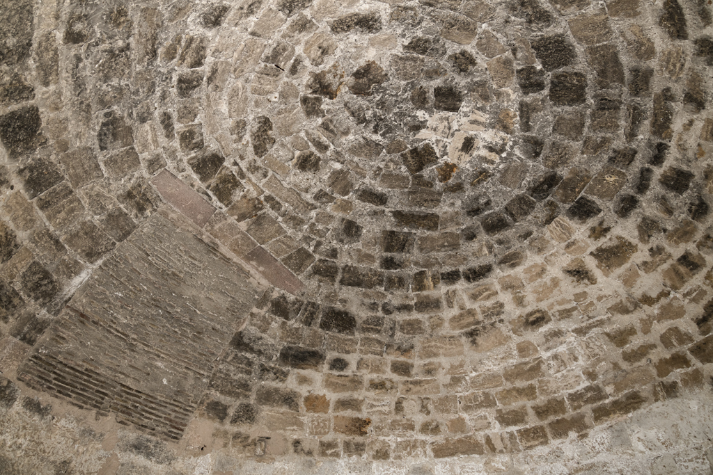 Donjon, casemate basse de la tour sud-est, voûte en coupole et ancien débouché muré de l'escalier