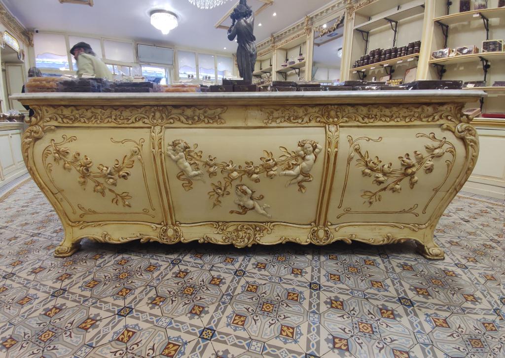 ensemble de mobilier de boutique, confiserie Auer (6 meubles-présentoir, 3 tables, 1 cartel)