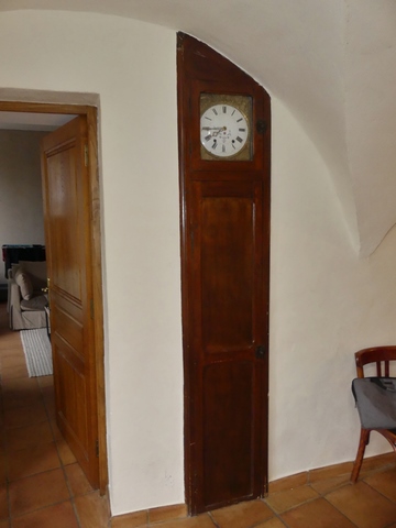 Etage de soubassement, étable puis salle de restaurant. Mur ouest, horloge encastrée.
