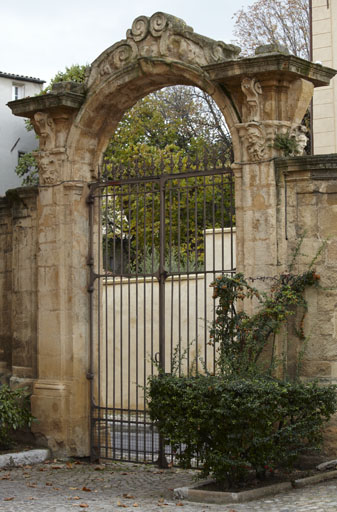 Hôtel de Réauville, puis de La Tour-d'Aigues, puis de Caumont, actuellement conservatoire de musique