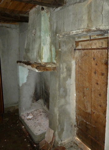 Bâtiment principal. Rez-de-chaussée surélevé, logis sud. Mur sud, cheminée.