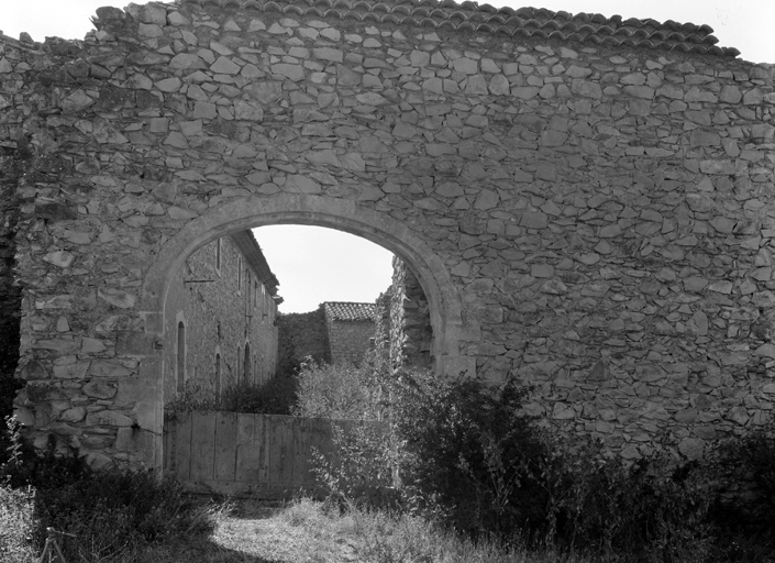 Clos de la fabrique. Mur nord. Porte charretière.