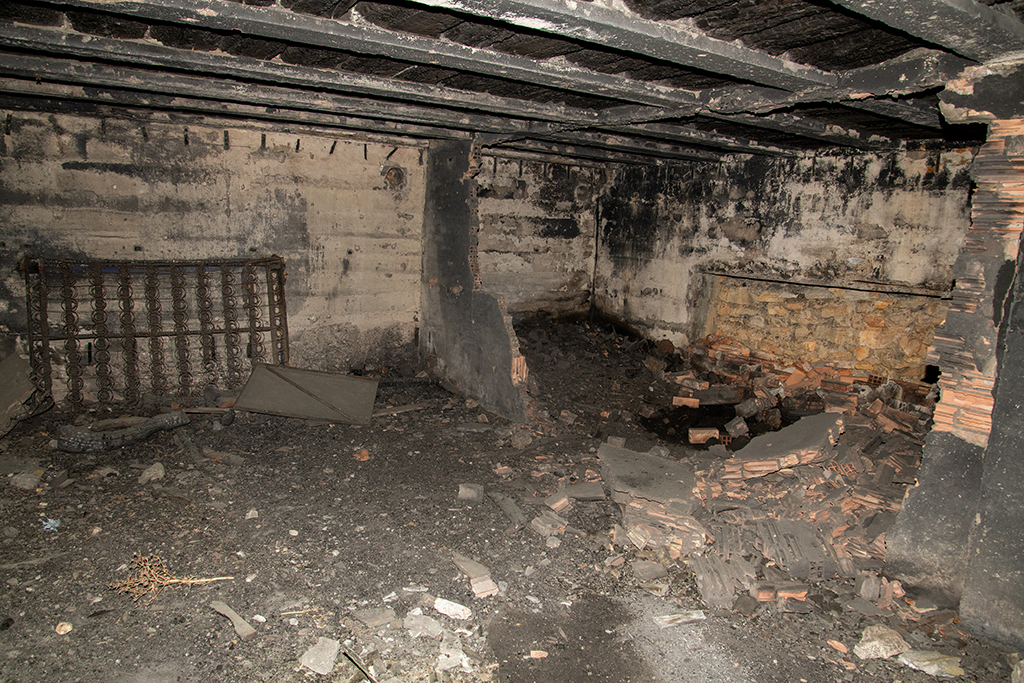 Intérieur de l'abri souterrain du projecteur/groupe électrogène, salle principale