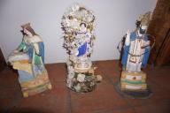 Ensemble de 3 statues (statuettes) dites santibelli : Vierge à l'Enfant, saint Louis et saint Évêque