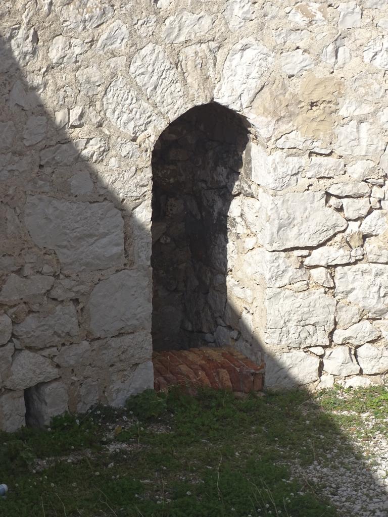 Tour de Pomeguet, fossé, porte ménagée dans la contrescarpe pour desservir une citerne 