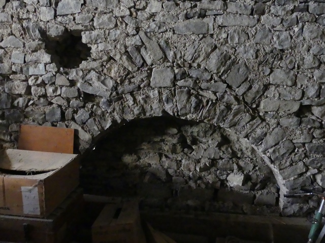 Bâtiment sud. Etage, fenil. Mur sud, partie ouest. Arcade murée surmontée d'un petit arc de décharge.