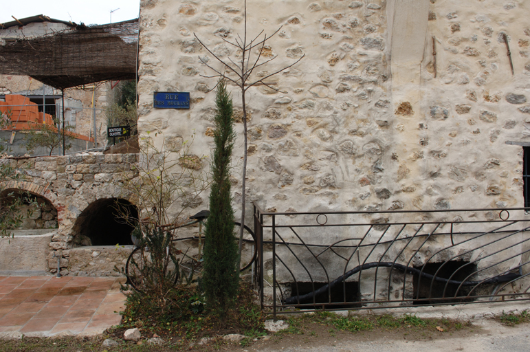 bastide, moulin à huile, puis moulin à ressence, actuellement moulin à huile et logement