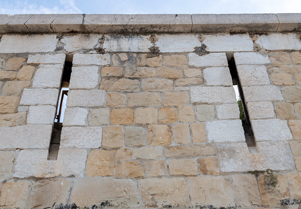 Détail des fentes à appui plongeant de deux créneaux du mur côté port de la caponnière de communication du môle Bérouard