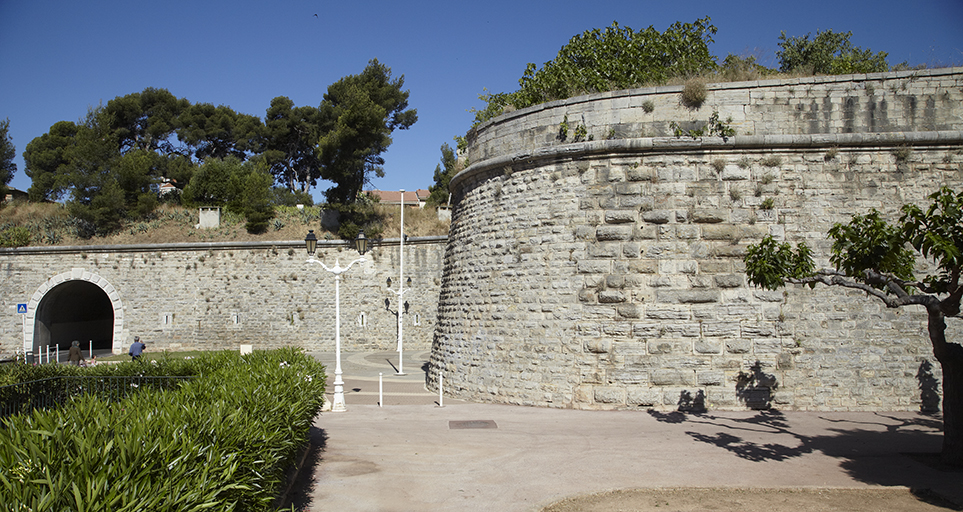 Porte d'Italie. Détail de l'élévation de la face droite et de l'orillon droit du bastion 7, avec chaîne à bossages rustiques.