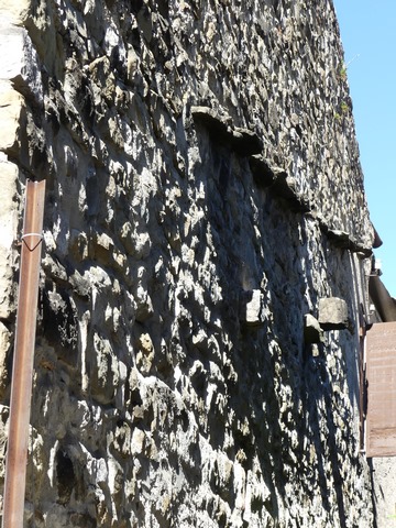 Pignon nord, larmier en lauze marquant l'ancienne toiture.