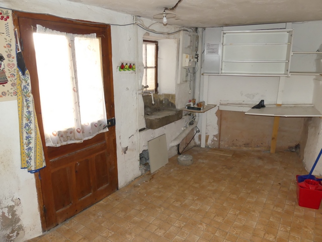 Rez-de-chaussée surélevé, cuisine. Vue de volume prise du sud-est.