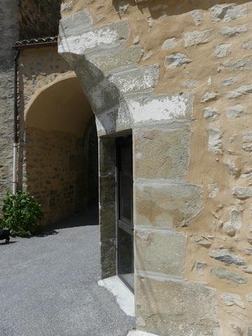 Maison du corps de garde. Angle sud-ouest, porte sous une trompe en pierre de taille.