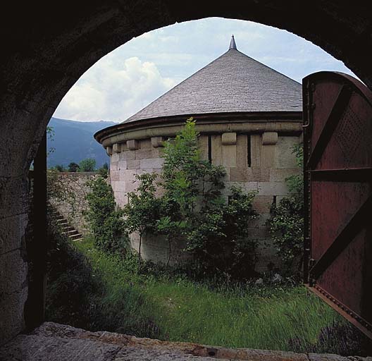 Le réduit vu depuis l'intérieur de la traverse casematée.